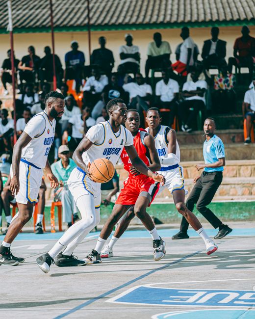世界杯首张“捂嘴红牌” 阿尔米隆是新规实验员？